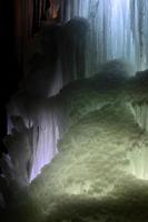 grandes bloques de hielo cascada congelada o fondo de caverna foto