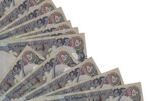 Los billetes de 50 dirhams de los Emiratos Árabes Unidos se encuentran aislados en fondo blanco con espacio de copia apilado en el ventilador de cerca foto