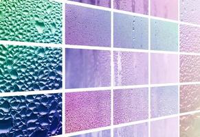 un collage de muchos fragmentos diferentes de vidrio, decorado con gotas de lluvia del condensado. tonos morados y violetas