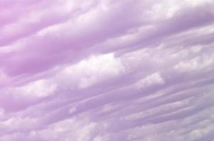 un cielo azul con muchas nubes blancas de diferentes tamaños foto