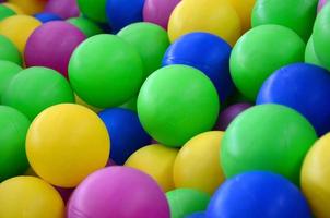 piscina para divertirse y saltar en bolas de plástico de colores foto