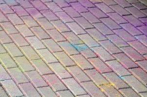 losas de pavimentación multicolores, recubiertas de polvo con colores secos en el festival holi foto