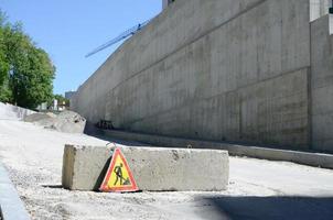 Señal de obras viales para obras de construcción en las calles de la ciudad foto