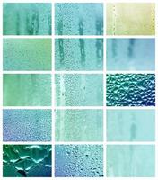 un collage de muchos fragmentos diferentes de vidrio, decorado con gotas de lluvia del condensado. tonos primaverales con colores verde y azul foto