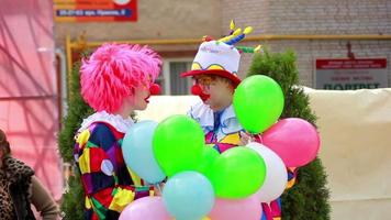 clowns dans la rue avec des ballons video