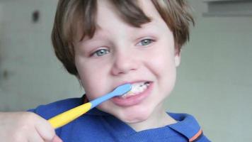 Junge, der seine Zähne putzt video