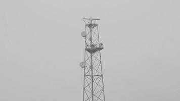 una antena, torre de señales en un día nublado video