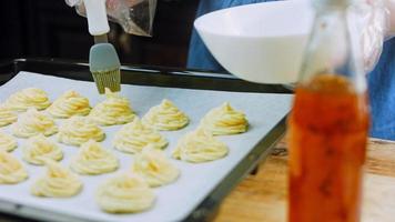 il capocuoco fa Patata biscotti utilizzando un' cibo Borsa. Patata biscotti canonico ricetta Brie, parmigiano e pesante crema. macro tiro video