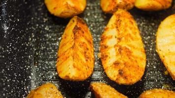 Patatas a la plancha que se derriten en la boca. las papas están en la parrilla video