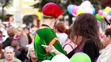 mensen hebben pret Bij carnaval optocht in de stad video