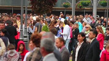 gran multitud en evento al aire libre video