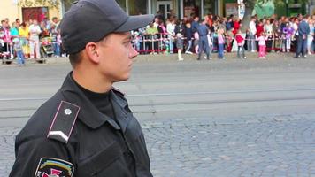 un policier patrouille dans la rue video