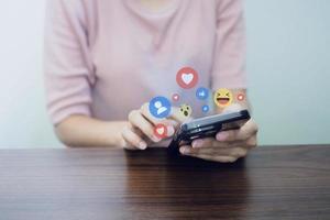 las redes sociales y el concepto digital en línea, las personas usan teléfonos inteligentes con las redes sociales y el concepto de trabajo desde el hogar. foto