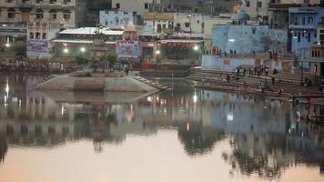 pushkar, Indië november 21, 2012 - Hindoe pelgrims verzamelen Aan de Ghats naar baden Bij de heilig heilig pushkar meer. rajasthan, Indië video