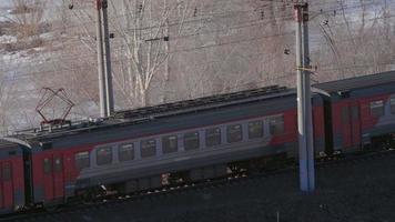novosibirsk, rússia, 29 de março de 2020 - trem suburbano chegando à estação