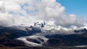 video hd de nubes de lapso de tiempo sobre una cordillera y un glaciar en islandia. hdr, video de lapso de tiempo hd