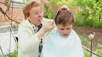 menino cortando o cabelo video