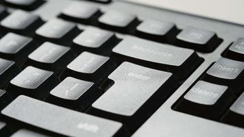 Drücken der Eingabetaste auf einer Desktop-PC-Tastatur. video