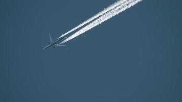 vliegtuig bladeren een wit contrail in de lucht. lucht vervoer concept video