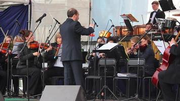 apresentação de orquestra, big band de músicos profissionais video