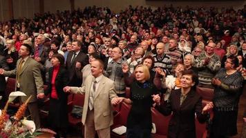 multidão na igreja no domingo video