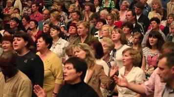 foule à l'église le dimanche video