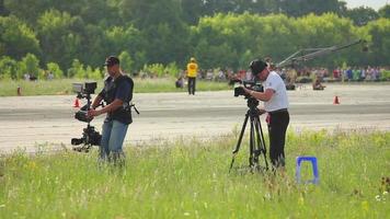 fotógrafos e cinegrafistas trabalhando no evento de corrida de drift video