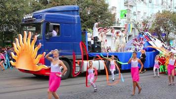 die leute haben spaß beim karnevalsumzug in der stadt video
