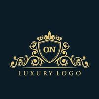 carta en el logo con escudo dorado de lujo. plantilla de vector de logotipo de elegancia.