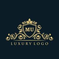 logotipo de letra mu con escudo dorado de lujo. plantilla de vector de logotipo de elegancia.