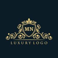 logotipo de la letra mn con escudo dorado de lujo. plantilla de vector de logotipo de elegancia.