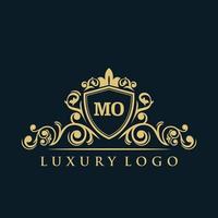 logotipo de la letra mo con escudo dorado de lujo. plantilla de vector de logotipo de elegancia.