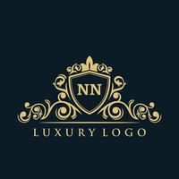 logotipo de la letra nn con escudo dorado de lujo. plantilla de vector de logotipo de elegancia.