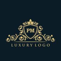 logotipo de la letra pm con escudo dorado de lujo. plantilla de vector de logotipo de elegancia.