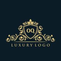 logotipo de letra oq con escudo dorado de lujo. plantilla de vector de logotipo de elegancia.