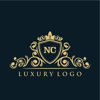 logotipo de la letra nc con escudo dorado de lujo. plantilla de vector de logotipo de elegancia.