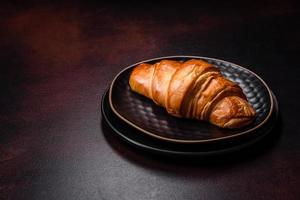 hermosos adornos navideños diferentes y croissant en una mesa de hormigón marrón foto