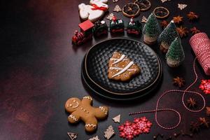 hermosos adornos navideños diferentes y pan de jengibre en una mesa de hormigón marrón