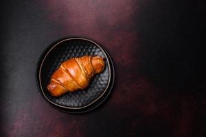 hermosos adornos navideños diferentes y croissant en una mesa de hormigón marrón foto