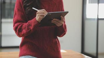 uomo d'affari Lavorando con inteligente Telefono e il computer portatile e digitale tavoletta computer nel ufficio con digitale marketing media nel virtuale icona video