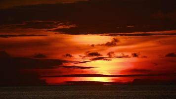 pôr do sol ardente colorido na praia. anoitecer com belo pôr do sol na costa do oceano video