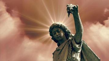 il statua di un angelo su tempo periodo d'oro nuvole - ciclo continuo video