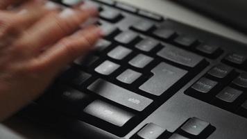 mujer presionando la tecla enter en un teclado de pc de escritorio. Introducir tecla significa confirmación digital, envío de mensaje. video