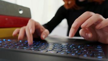 escribiendo en el teclado de la computadora portátil, día de trabajo en la oficina video