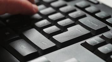 presionando la tecla enter en el teclado de una PC de escritorio. video