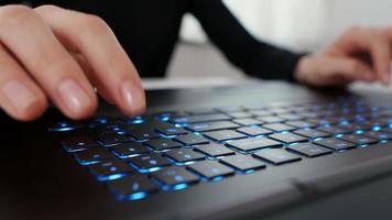 mujer hace cálculos en el teclado de la computadora. video