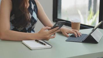 Geschäftsmann, der mit Smartphone und Laptop und digitalem Tablet-Computer im Büro mit digitalen Marketingmedien im virtuellen Symbol arbeitet video