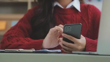 uomo d'affari Lavorando con inteligente Telefono e il computer portatile e digitale tavoletta computer nel ufficio con digitale marketing media nel virtuale icona video