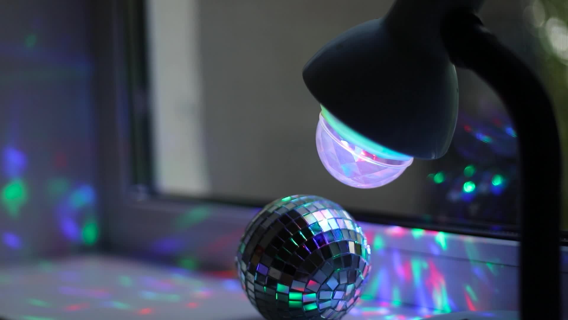 la lampe brille sur la boule disco. élément d'intérieur. lumière colorée  dans la chambre. lampe tournante. 14501164 Vidéo de stock sur Vecteezy