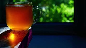 té a la luz. té en taza. luz a través del agua. bebida de la mañana. Detalles del desayuno. video